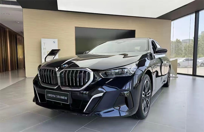 选它还是选奔驰E级？实拍体验新一代BMW 5系530Li车型  -图4