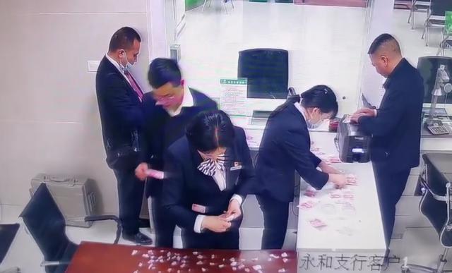 贵州7岁男孩把6000元卖牛钱撕成一地碎片，妈妈大哭！他们一块块拼图  -图12