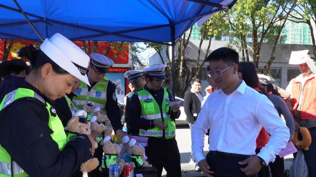 龙陵县首届公益集市开启群众的“幸福密码”  -图3